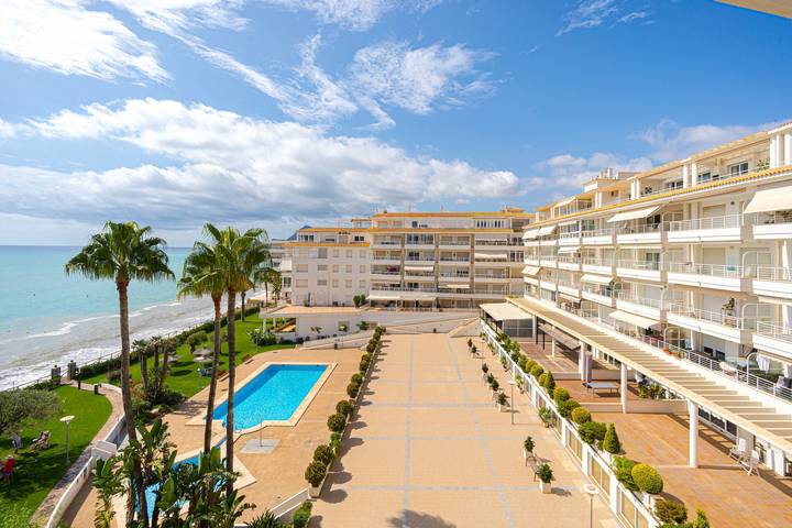 Apartamento entero, Apartamento "Costabella Altea" con vistas a la montaña, piscina, Wi-Fi, jardín y terraza. in Platja del Cap Negret (Altea), Altea