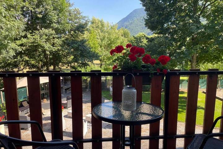 Gîte pour 4 personnes, avec balcon ainsi que jardin et jacuzzi à Saint-Béat