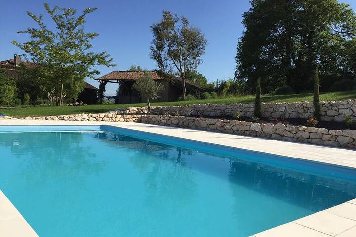 Gîte pour 4 personnes, avec terrasse ainsi que piscine et jardin à Labastide-Paumès