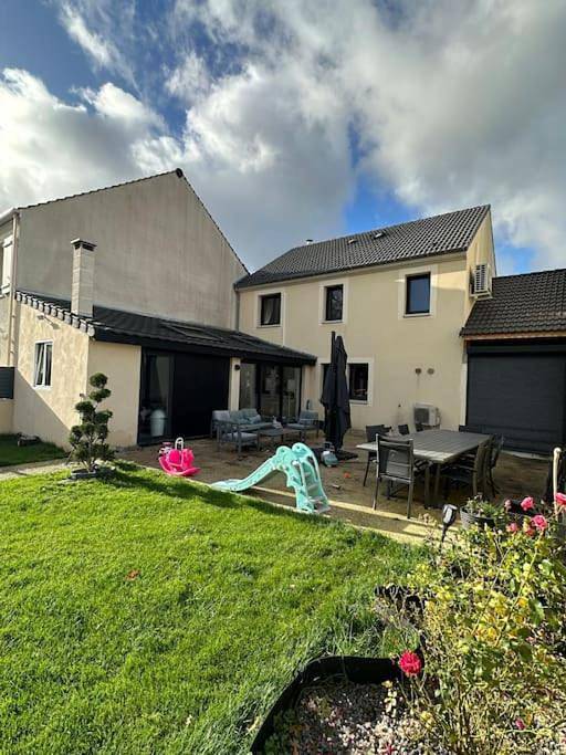 Location de vacances pour 10 personnes, avec Jacuzzi ainsi que Terrasse et Jardin à Fontenay-Trésigny - 4
