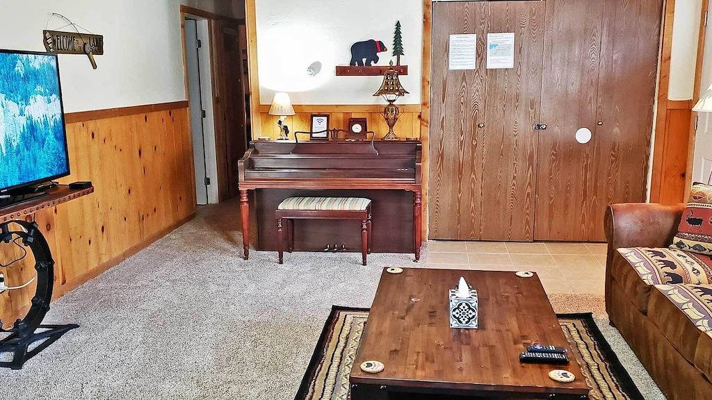 Romantic Couple's Retreat steps from Village, Kid-Friendly, Fireplace, Wifi in Snow Summit, Big Bear Lake