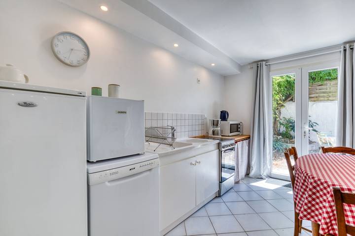 Charming independent village cottage with garden in Montagnac, Medelhavskusten (Frankrike)
