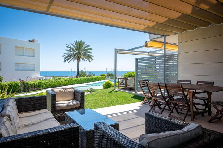 Casa rural para 8 personas, con terraza y vistas además de piscina y jardín en Torredembarra
