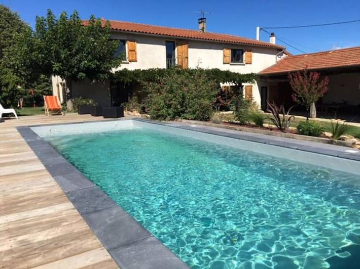 Location de vacances pour 8 personnes, avec vue et piscine ainsi que jardin et terrasse à Saint-Médard-en-Forez