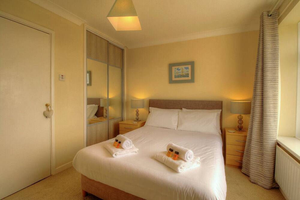 Sea Breeze Haven | 4 Beds with Stunning Views! in Hayling Island, Havant