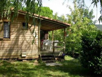 Chalet pour 4 personnes, avec bassin pour enfant et terrasse ainsi que jacuzzi et sauna en Ardèche
