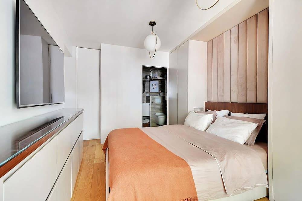 Entire apartment, Luxe 2-bedroom apartment with Terrace and Ac in charming 2min Paris in Clichy, Hauts-de-Seine