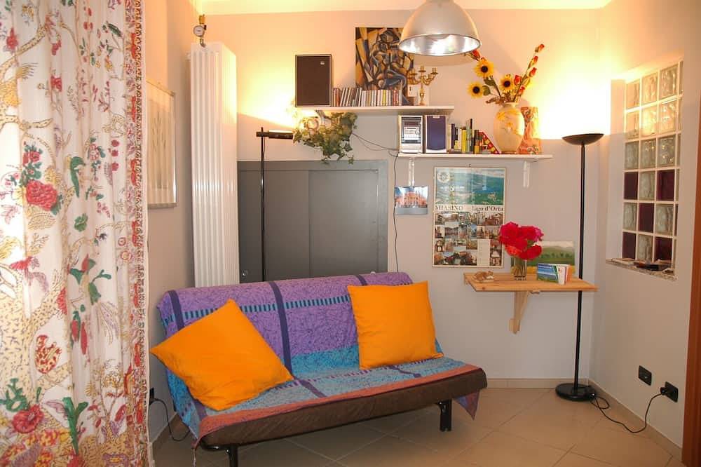 Ganze Wohnung, Lago d'Orta: liebevoll renovierte Ferienwohnung mit Garten + wunderschönem Blick in Miasino, Miasino Gemeinde