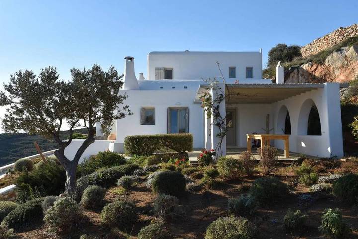 Villa pour 6 personnes, avec vue ainsi que jardin et balcon dans Paros