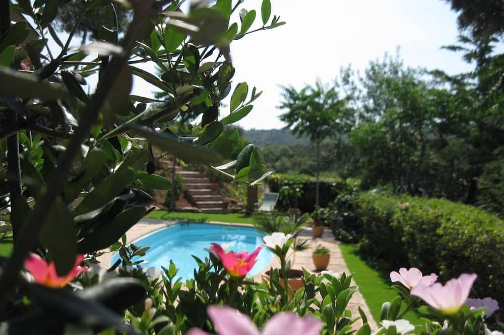 Südlich von frankreich sonniges bauernhaus im mediterranen garten in Pierrerue, Mittelmeerküste (Frankreich)