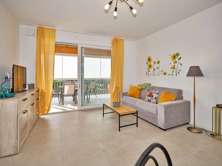 Apartamento entero, Apartamento 'New Casa Tiberio' con piscina compartida, Wi-Fi y aire acondicionado in Lazise, Montañas Garda