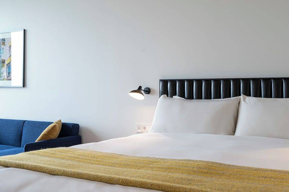 Modern and Accessible: Experience Amsterdam in Comfort, Near Museum Square in Amsterdam Zuid, Nordholland