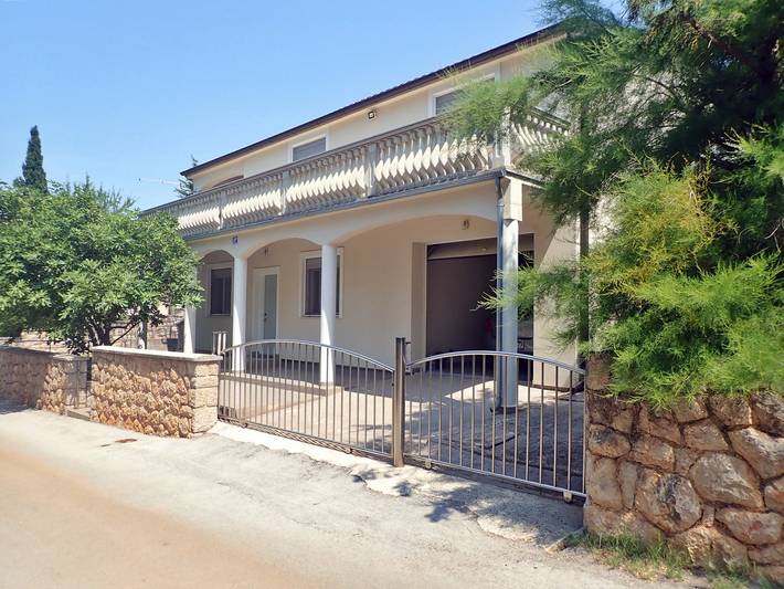 Ferienwohnung für 5 Personen, mit Terrasse in Starigrad