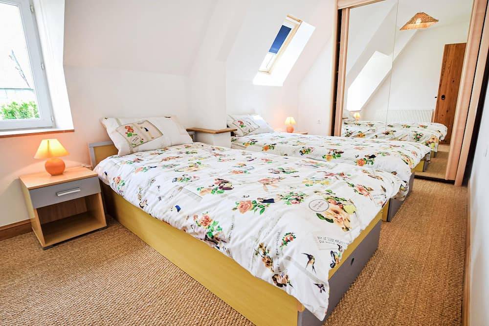 3 bedroom awesome home in Vire Normandie in Saint-Germain-de-Tallevende-la-Lande-Vaumont, Région de Vire