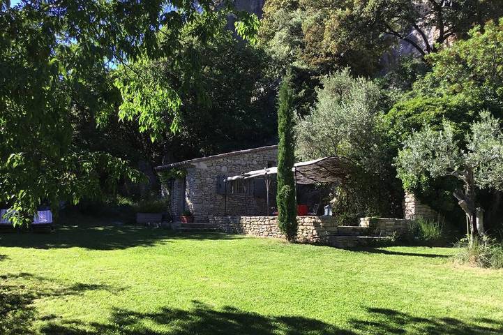 Gîte pour 2 personnes, avec Terrasse ainsi que Jardin et Piscine