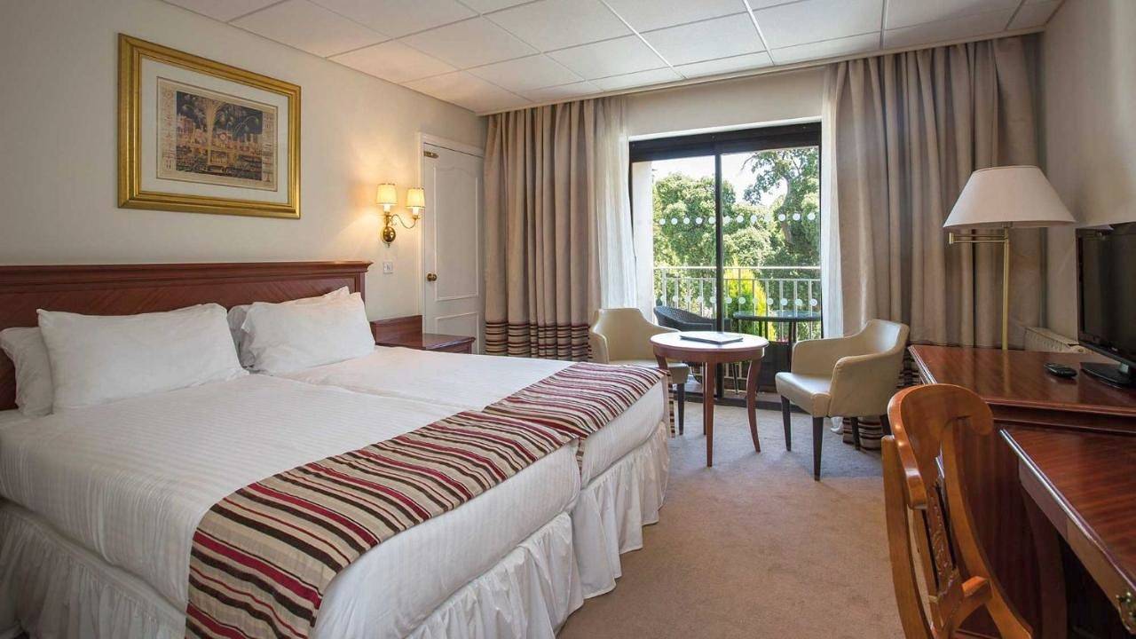 Hotel for 10 people with yard in Guernsey