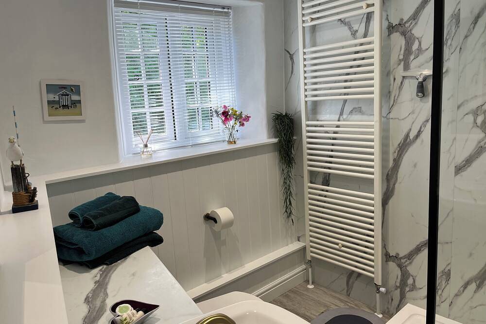 Listed Cottage for 2+Rain Shower+Free Parking+Dog Friendly+Near Kingsbridge Quay in Kingsbridge, South Devon