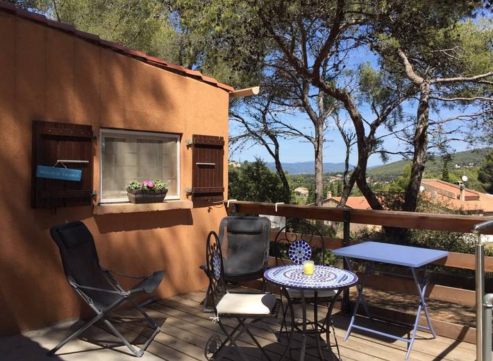Gîte pour 4 personnes, avec jardin ainsi que terrasse et piscine