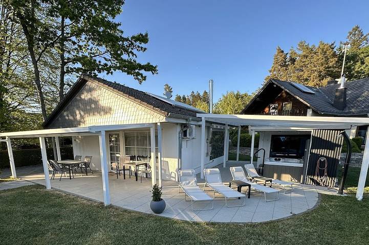 Ferienhaus für 4 Personen, mit Whirlpool und Terrasse sowie Garten und Sauna in Rheinböllen