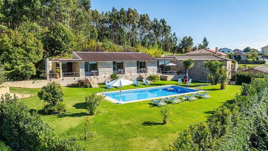 Location de vacances pour 12 personnes, avec Jardin et Piscine dans Paredes de Coura