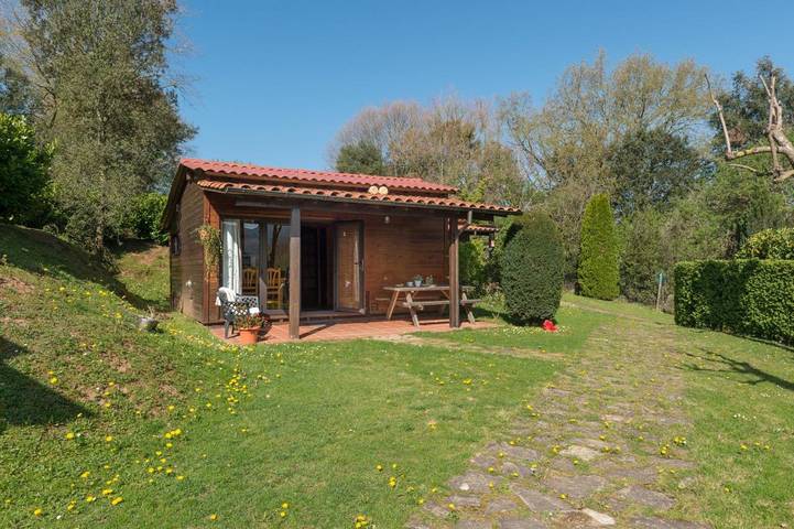 Bungalow para 4 personas, con Jardín además de Piscina y Vistas en Garrotxa