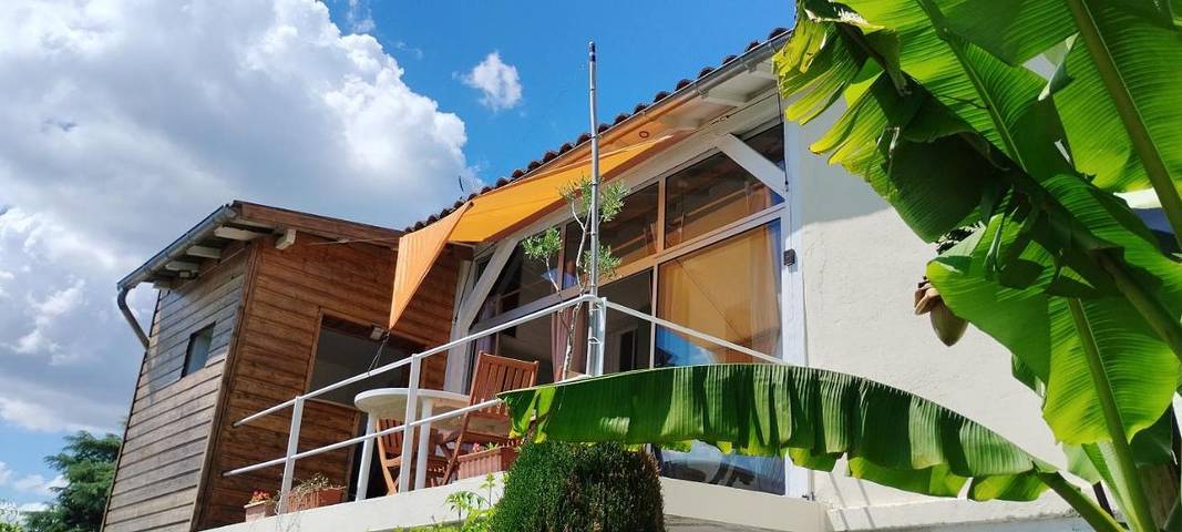 Location de vacances pour 4 personnes, avec jardin ainsi que vue et terrasse à Lamothe-Montravel - 2