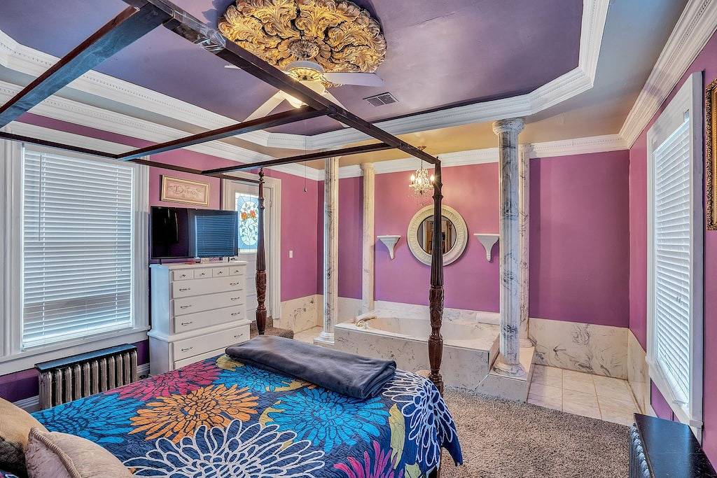 Family Friendly, Historic Mansion Row, **5 min from Louisville!** in New Albany, Indiana