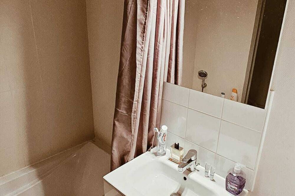 Chambre D'hôte Calme et Cosy, à 3min de la Gare, Avec un Grand lit de 160cm in Nevers, Nièvre