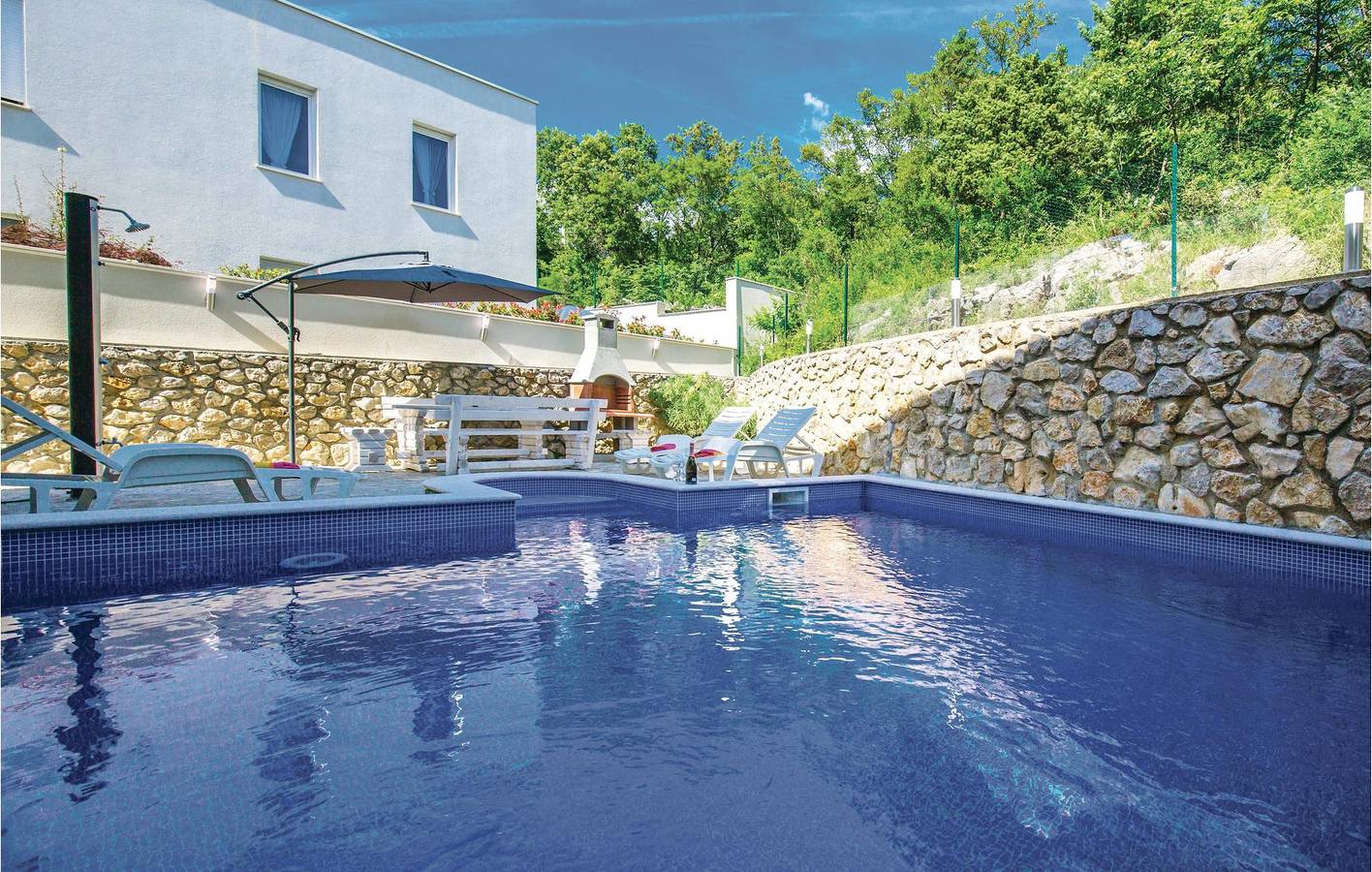 Gemütlich, 2 km vom Strand entfernt: Apartment am Pool mit WLAN und Terrasse in Crikvenica, Primorje-Gorski Kotar
