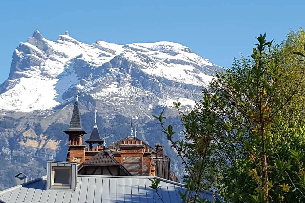 Appartement entier, 3 Ch. 2 Sdb. Terrasse et Vue au Cœur de St Gervais + Local à Velos et Skis. in Saint-Gervais-les-Bains, Pays du Mont-Blanc