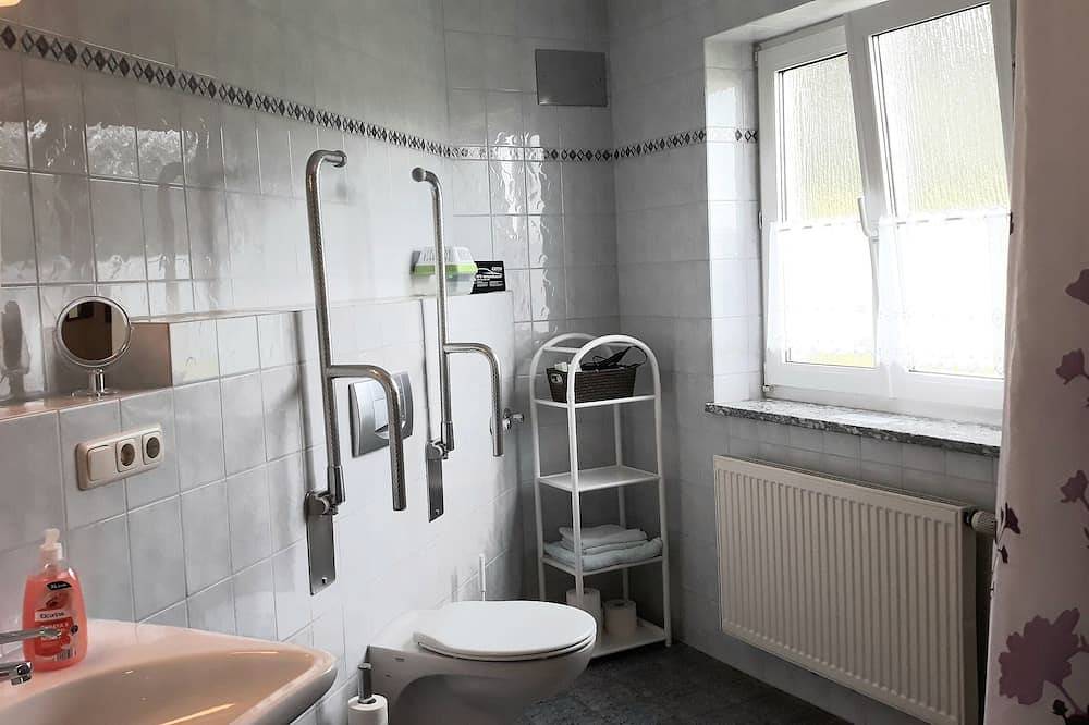 Ganze Wohnung, Ferienwohnung auf dem Bauernhof mit Balkon und Panoramablick direkt am Waldrand in Naila, Landkreis Hof