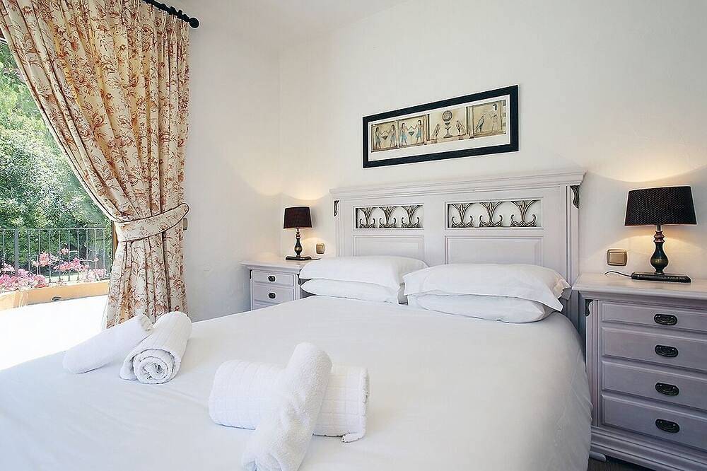 7 Bedrooms ,Heated Swimming Pool, Outside Spa,  Sauna,  Outside Bar,Fireplace in Sierra (Casares), Casares