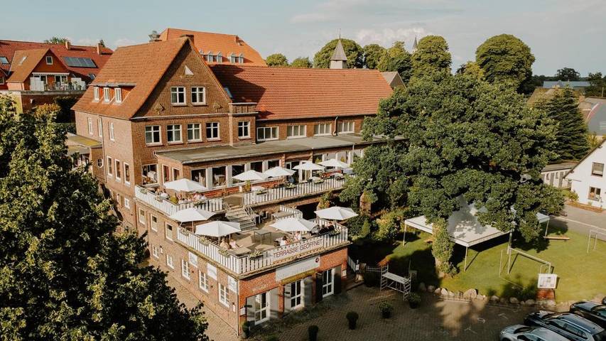 Hotel für 3 Personen, mit Terrasse und Garten sowie Seeblick und Ausblick in Schwabstedt