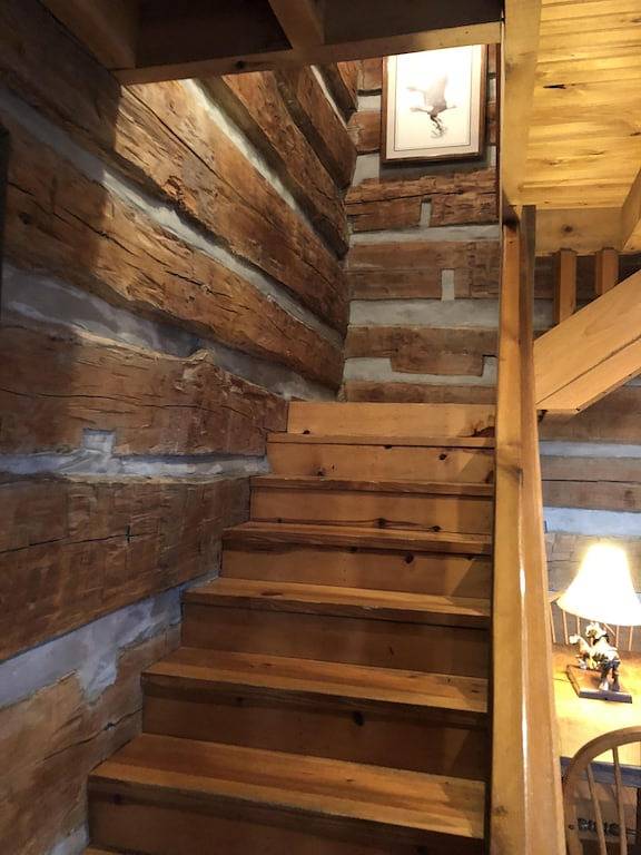 Rustikales Blockhaus neben dem Hoosier National Forest im Ohio River Valley in Perry County (IN)