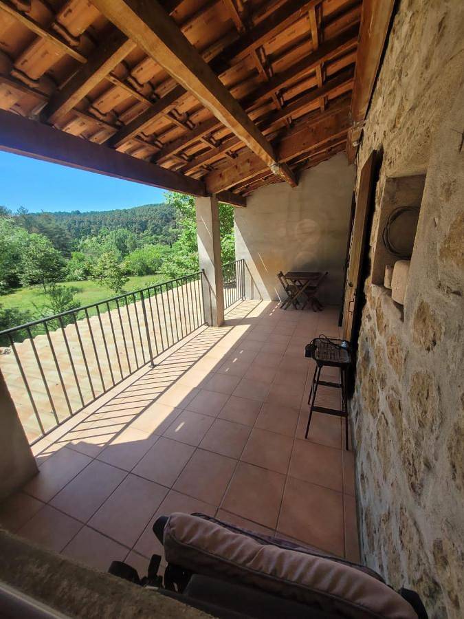 Gîte pour 2 personnes, avec Balcon ainsi que Terrasse et Vue à Vinezac