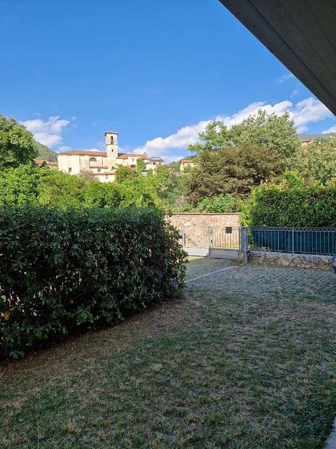 Villa für 5 Personen, mit Balkon und Garten sowie Ausblick in Massa