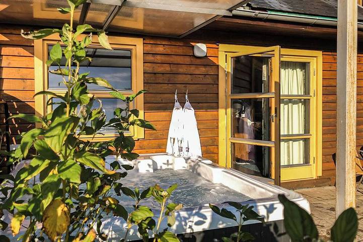 Chalet for 6 people, with hot tub in Loch Lomond