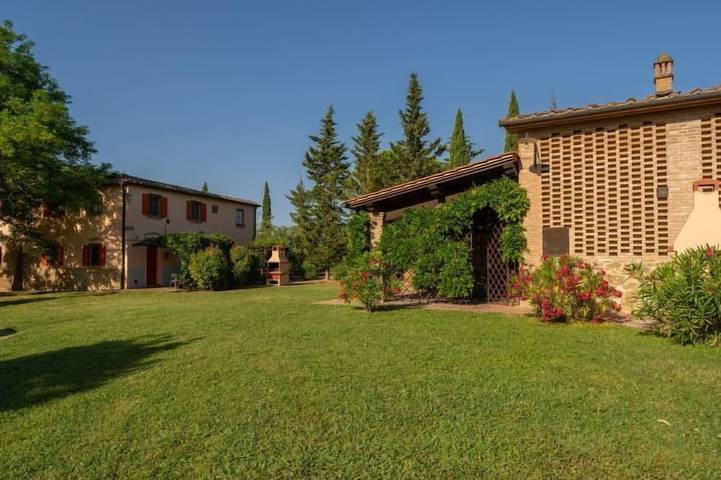 Agriturismo per 4 persone, con giardino e piscina in Peccioli