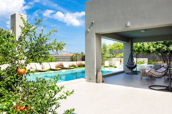 Heated Pool, 180m to the beach, shops & amenities in Plataniás, Région de la Canée