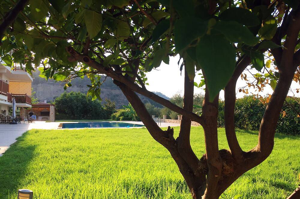 Luxuriöse Privatvilla mit großem Pool und herrlicher Aussicht in Petalou, Korinthia