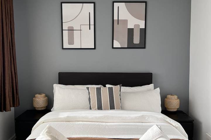 The place: 3-bed ensuite home, king beds!  Airport, Free Parking in Manchester, Grand Manchester