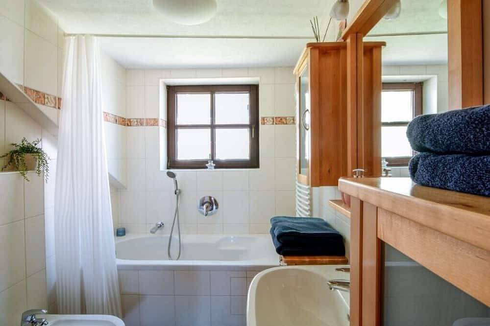 Ganze Wohnung, Zentral aber ruhig gelegenes Appartement Sisipark mit 2 Balkonen in Bad Ischl, Traunviertel