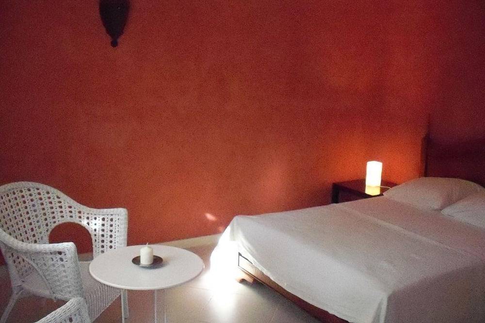 Cosy alpilles in the heart of Carrigue in Lagnes, Parque natural regional del Luberon