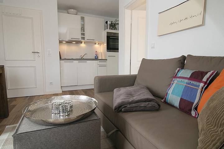 Ganze Wohnung, Diese gerade neu renovierte 2-Raum-Wohnung ist ein weiteres Highlight mitten im Ort. Ihr Urlaub fängt schon beim Eintreten an. Mit großem Balkon zum Entspannen, bleibt kein Wunsch offen. in Nordfriesische Inseln (Schleswig-Holstein) (Schleswig-Holstein), Hörnum