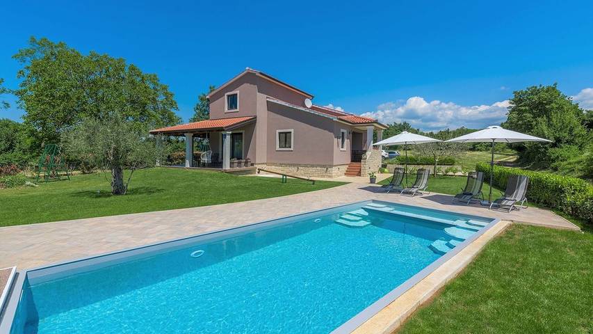 Ferienhaus für 8 Personen, mit Terrasse und Pool sowie Garten