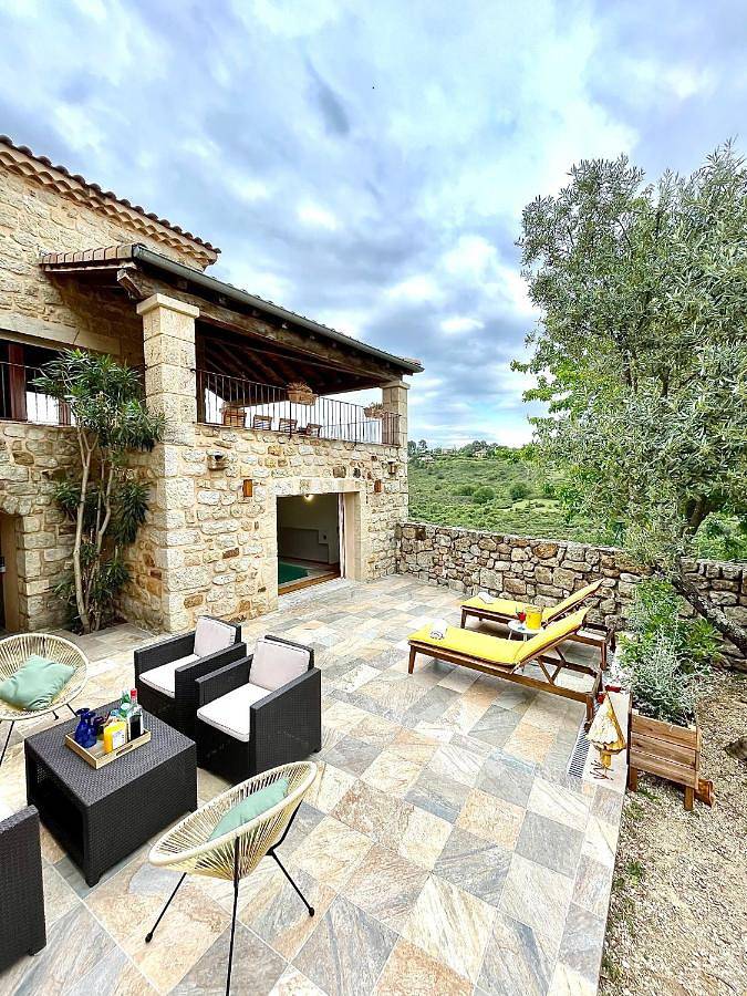 Location de vacances pour 10 personnes, avec jardin ainsi que piscine et vue à Saint-Julien-du-Serre - 2