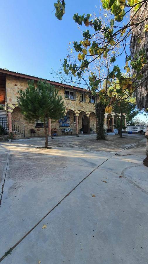 Casa rural para 14 personas, con terraza además de piscina y vistas, Se admiten mascotas en Doña Mencía