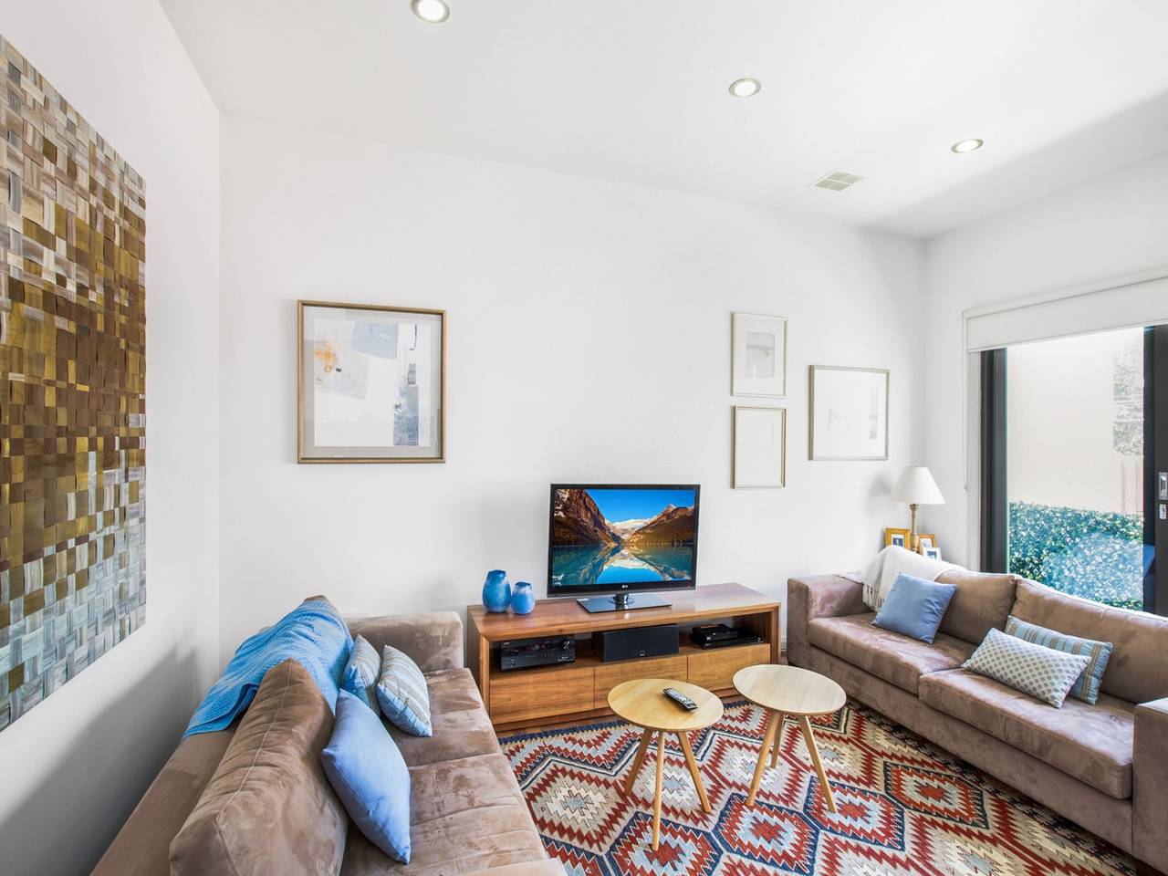 Entire apartment, 2-Bed Apartment with Parking & Balcony Near Trains in Melbourne, Maribyrnong City