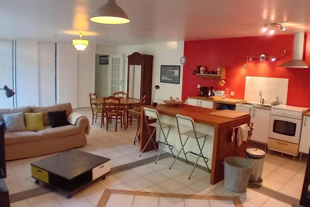 Appartement entier, Two-Bedroom Apartment with Garden View in Ranville, Région de Caen