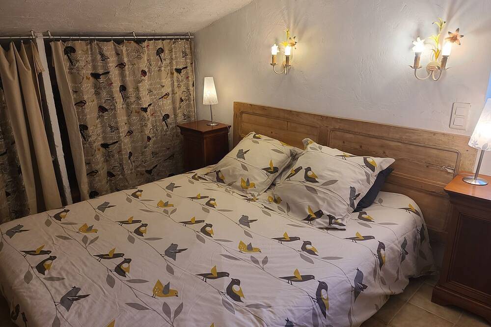 Appartement entier, Gite avec piscine à partager au milieu des vignes. Animal de compagnie accepté in La Tour-d'Aigues, Parc naturel régional du Luberon